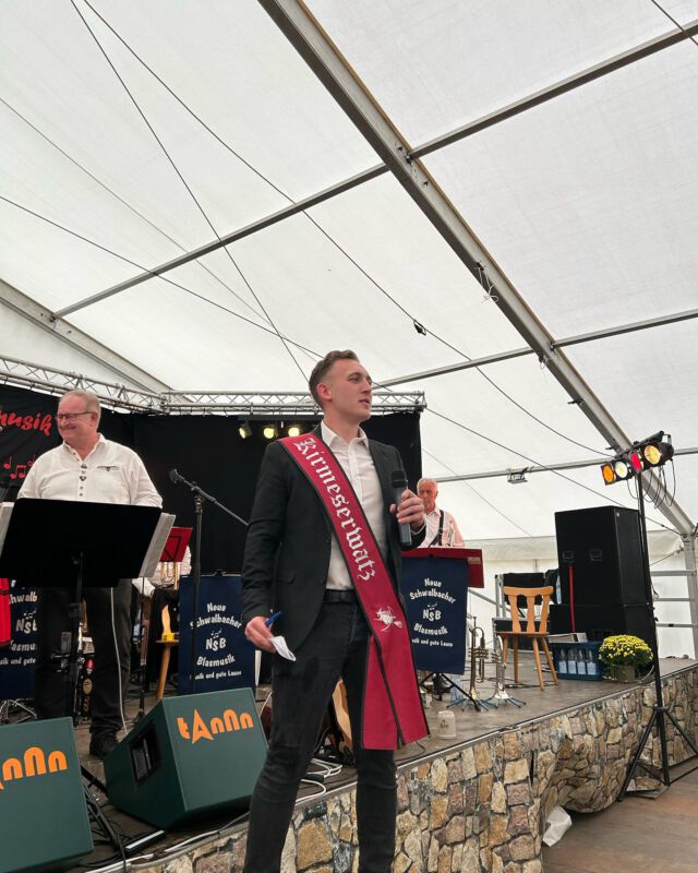 Nachtrag: An unserem diesjährigen Kirmesmontag eröffnete traditionell unser Bürgermeister Christoph Heller, gemeinsam mit Andreas Bott (Licher Brauerei), unseren Frühschoppen. Mit der @nsb_schwalbach stieg die Stimmung Stunde für Stunde. Nachmittags begann dann unser klassischer Gaudi- Express, mit Kostümen und Hochprozentigem konnte man dann auch das Ende der Kirmes leichter ertragen. Es wurde bis in die späte Nacht gefeiert.