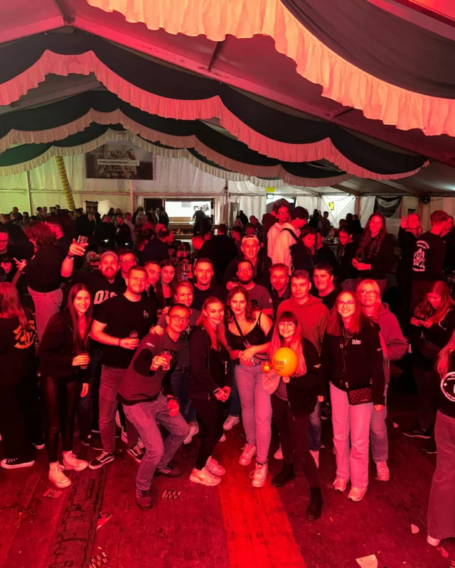 Wir blicken auf letztes Wochenende zurück. Die Burschenschaft Niederwetz hat ihre Lieblingsnachbarn eingeladen, wir waren auch da. Am Samstag konnten wir mit über 20 Mann noch einmal die letzten Werbemaßnahmen durchsetzen. Nach einer kurzen Nacht und einigen verlorenen Personen im Feld, starteten wir erneut auf in das Feindesland, um Friedensverhandlungen zu führen. Ein Gewinn des Gastwirts könnte dazu beitragen, dass er bald Seiten auf Null trägt. Vielen Dank, für eure Einladung und eine tolle Kirmes. PS: Die Friedensverhandlungen werden im Oktober weitergeführt.