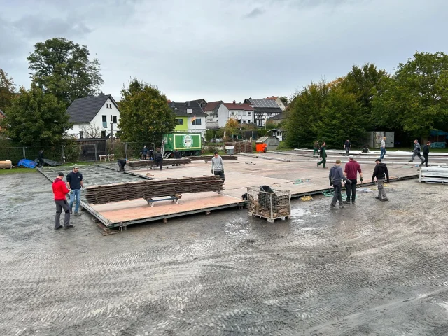 Endlich geht’s wieder los, von leichten Startschwierigkeiten und schwersten Wetterverhältnissen haben wir uns nicht aufhalten lassen. Unser Zelt steht, wir freuen uns schon auf euch. Bis heute Abend.