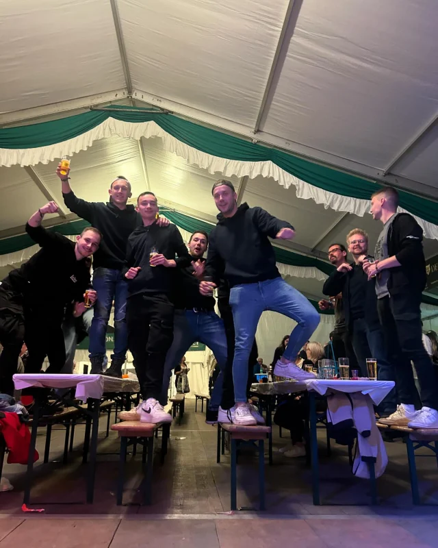 Nachdem wir die letzten Arbeiten am Zelt abgeschlossen haben, konnten wir mit etwas Verzögerung unsere Kirmes eröffnen. Die Nixnutze drehten das Zelt, mit top Stimmung, auf links. Heute Abend geht es weiter mit Daily Friday. Wir freuen uns auf euch!