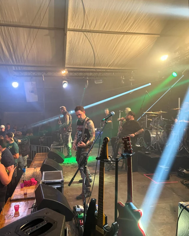 Samstag war ein Gaumenschmaus Seven Hell und Dr. Poldis Rockspital rocken das Zelt.