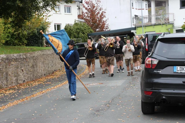 Nachträgliche Berichterstattung: Unser Kirmes-Sonntag war dieses Jahr einfach unbeschreiblich. Wir bedanken uns bei allen Burschen- und Mädchenschaften, die sich die Zeit genommen haben mitzufahren. Der Dank geht natürlich auch an alle Ortsvereine, die mit dabei waren. Das Highlight des Abends war der Auftritt der kleinen Garde. Die musikalische Untermalung der NSB setzte darauf eine Krone und nicht zu vergessen der Abschluss mit DJ KTB in der Sektbar.