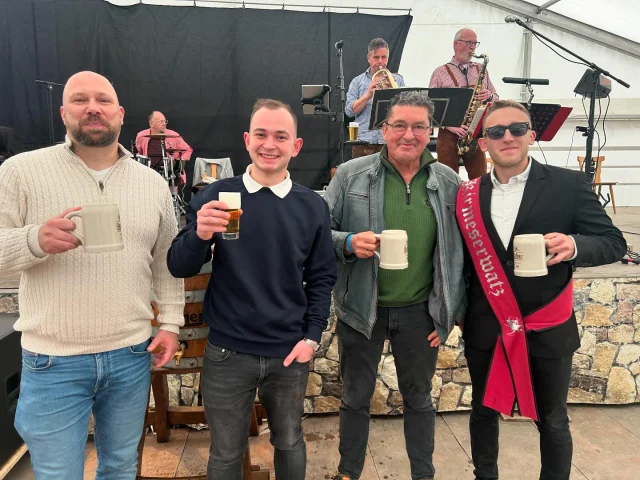 Montag heißt Freibier-Tag auch dieses Jahr konnten wir wieder 10 HL sicherstellen. Nach dem Fassbieranstich mit Bürgermeister Oliver Hölz und der Licher Privatbrauerei, vertreten durch Andreas Bott, starteten wir in einen abwechslungsreichen Tag. Durch die Victoria Combo angetrieben, startete dann auch unser Gaudi-Express. Trotz Regen ging es wie immer drunter und drüber. Nachdem es alle wieder ins Festzelt geschafft haben, wurde der Kirmes-Ausklang bis in die frühen Morgenstunden gefeiert.
