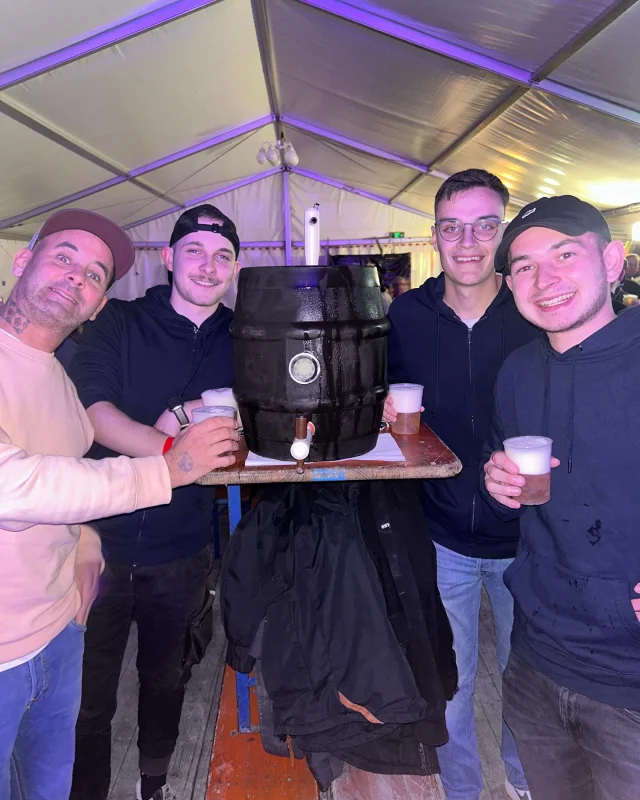 Am Samstag war unser letzter Ritt für dieses Jahr. Da die eigene Kirmes weiterhin viele Verwundete mit sich zog, konnten wir mit den letzten 4 willigen Männern Richtung Altenkirchen aufbrechen. Der einzige Vorteil für uns war, wir benötigten für An- und Abreise nur eine Kutsche. Mit 15 Litern auf dem Tisch, haben sich dann auch die letzten 4 von der Kirmes-Saison verabschiedet. In Gesellschaft der @burschenschaft_niederwetz , die ähnliche Ausfallerscheinungen mit sich führten, feierten wir mit der Musik der wohl besten Kirmes-Band @dailyfridayofficial bis in die tiefe, verlängerte Nacht. Danke für eure Einladung @bsaltenkirchen .