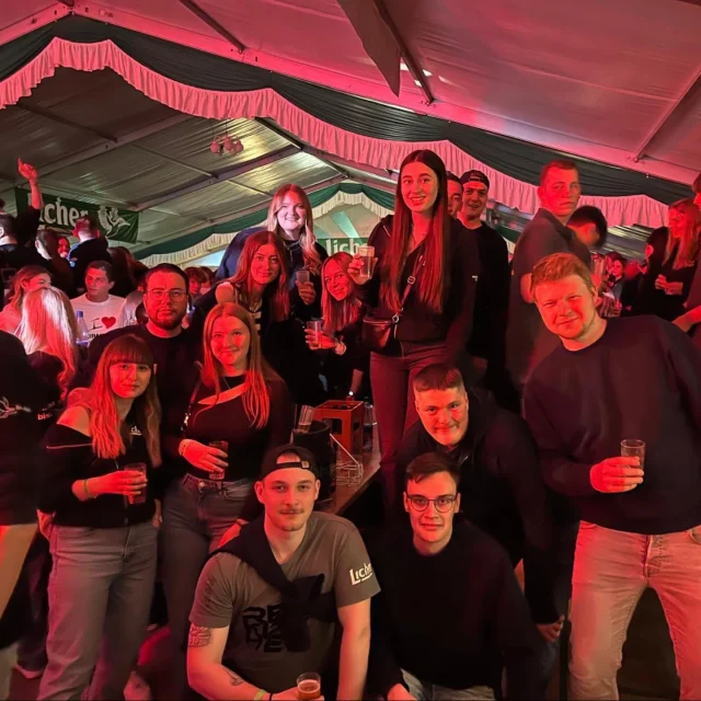 Am vergangenen Wochenende sind wir erfolgreich in die neue Kirmessaison 2025 gestartet! Mit über 20 Mann und Frau ging es am Samstag Abend zur @bumsnq1972 ! Liebe Grüße an dieser Stelle an @dailyfridayofficial und Danke für eine geile Partynacht.🔥🍻 Selbstverständlich haben wir zusätzlich eine kurze Nacht in Kauf genommen um am Sonntag beim Kirmesumzug teilzunehmen. Ein gelungener Einstand @bumsnq1972 !🍻Die nächsten Highlights warten auch schon auf uns! In den kommenden Tagen begeben wir uns auf Burschenschaftsfahrt nach Konstanz! 🏞🍷Wenige Tage später geht es zur Brauereibesichtigung und am 30.04 stellen wir gewohnt den Maibaum!🍻🍀#Kirmesauftakt#FeuchterStart#Kirmesumzug#Partynacht#Weitergehts