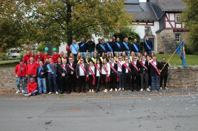 Unser Sonntag war mal wieder ein Fest. Gemeinsam mit der „Neuen Schwalbacher Blasmusik“ und vielen befreundeten Vereinen starteten wir am Sonntag unseren Festzug. Im Anschluss unterhielt uns die NSB hervorragend. Nachdem die NSB ihr letztes Horn erklingen ließ, ging es in der Sektbar mit @ktbmusik weiter, bis in den nächsten Tag. Danke auch an alle, die am Zug mitgewirkt haben, es hat uns wieder sehr gefreut.
