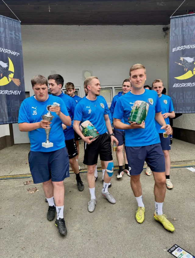 Nachtrag: Am 4.6 fand unser 2. Elfmeterschussturnier statt. 25 Mannschaften haben am Punkt um den Sieg gekämpft und auf der Garnitur um den Körbchen-Cup. Der Fußballgott hat uns trotz schlechter Wettermeldungen verschont und uns einen schönen Tag geschenkt. Vielen Dank an alle die dabei waren und Glückwunsch an alle Gewinner. 🏆